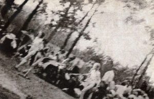 Wartende ausgekleidete Frauen und Männer, fotografiert von Alberto Errera, August 1944