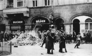 Auf dem Wettiner Platz vor dem Verlagsgebäude der sozialdemokratischen „Dresdner Volkszeitung“ wurden am 8. März 1933 Bücher auf einem großen Scheiterhaufen verbrannt.