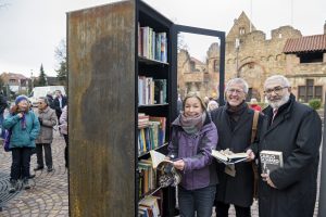 Elke Bayer von der Zukunftswerkstatt, Ulrich Gebhard von der Bürgerstiftung und Bürgermeister Wolfgang Erichson (v.l.) freuen sich über das neue Bücherregal, das vor der Tiefburg steht. Bild: Philipp Rothe