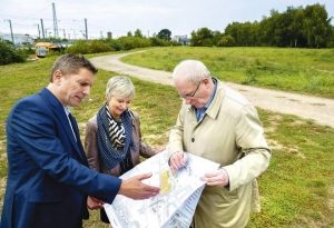 Wir können doch diesen als "Naherholungsgebiet" für alle Bürger auszuweisenden wunderschön-grünen Rasen nicht für ein Straßenbahndepot opfern. Was kümmern uns Bekümmernisse Bergheimer Bürger, das Ding muss bleiben, wo es ist, mit begrüntem Dach vielleicht" - so hätten (Foto: Philipp Rothe) Martin in der Beek, Technischer Geschäftsführer der RNV, Annette Friedrich, Leiterin des Stadtplanungsamtes, und Norbert Buter, RNV-Bereichsleiter Infrastruktur (v.l.), bei der Vorstellung des Planes für einen Betriebshof am Ochsenkopf - ein wenig paradoxe intentioniert - argumentieren sollen. 