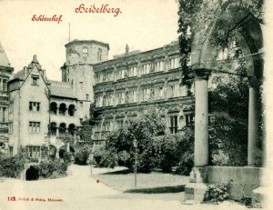 17_schloss-heidelberg_Heidelberg-1898-Schloßhof-Brück_&_Sohn_Kunstverlag_ssg-pressebild