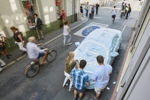 Für auf engen Gehwegen hingestellte Fahrräder, die Fußgänger auf die Fahrbahn zwingen, wünschte man sich eine ähnliche Aktion aber auch mal: 20.000 Denkzettel für Falschparker: Fleißige Helfer haben ein falsch geparktes Auto in der Heidelberger Altstadt komplett mit Post-Its zugeklebt. Foto: Ben van Skyhawk