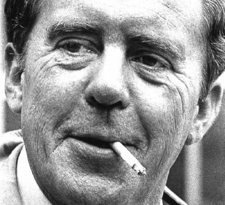 Am 21. Dezember 2017 ist Heinrich Bölls hundertster Geburtstag. Seit seinem Tod im Jahre 1985 hat es in Deutschland keinen vergleichbaren öffentlichen Intellektuellen mehr gegeben: Böll legte sich mit der politischen Linken wie der Rechten an, mit der katholischen Kirche ebenso wie mit der Presse. Er setzte sich für Flüchtlinge aus Vietnam ein und für Dissidenten in Osteuropa. Er war Humanist, aber kein Moralist, und überzeugt, dass „Sprache, Liebe, Gebundenheit den Menschen zum Menschen machen“.