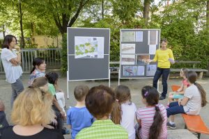 Landschaftsamt diskutiert mit Kindern über Spielplatz im Frühlingsweg